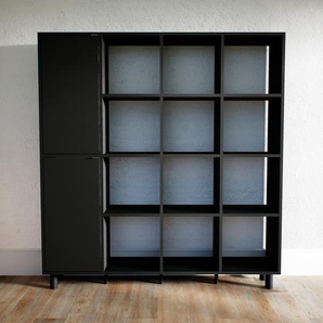 Bücherregal Schwarz - Modernes Regal für Bücher: Türen in Schwarz - 156 x 168 x 34 cm, Individuell konfigurierbar