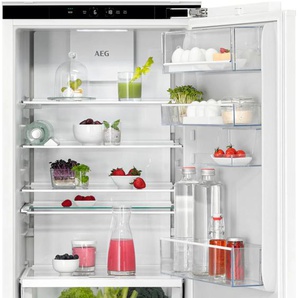 E (A bis G) AEG Einbaukühlgefrierkombination TSC7M183EC Kühlschränke 245 Liter, GreenZone-Vitamine bleiben erhalten, NoFrost, Festtür Gr. Rechtsanschlag, silberfarben (weiß) Einbaukühlgefrierkombinationen