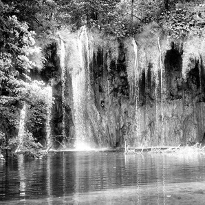 Papermoon Fototapete Wasserfall Schwarz & Weiß