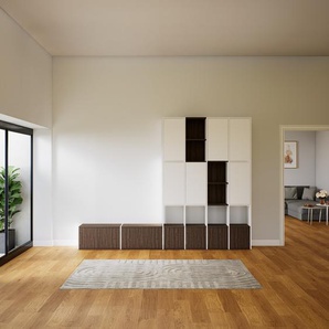 Wohnwand Weiß - Individuelle Designer-Regalwand: Türen in Nussbaum - Hochwertige Materialien - 305 x 232 x 34 cm, Konfigurator